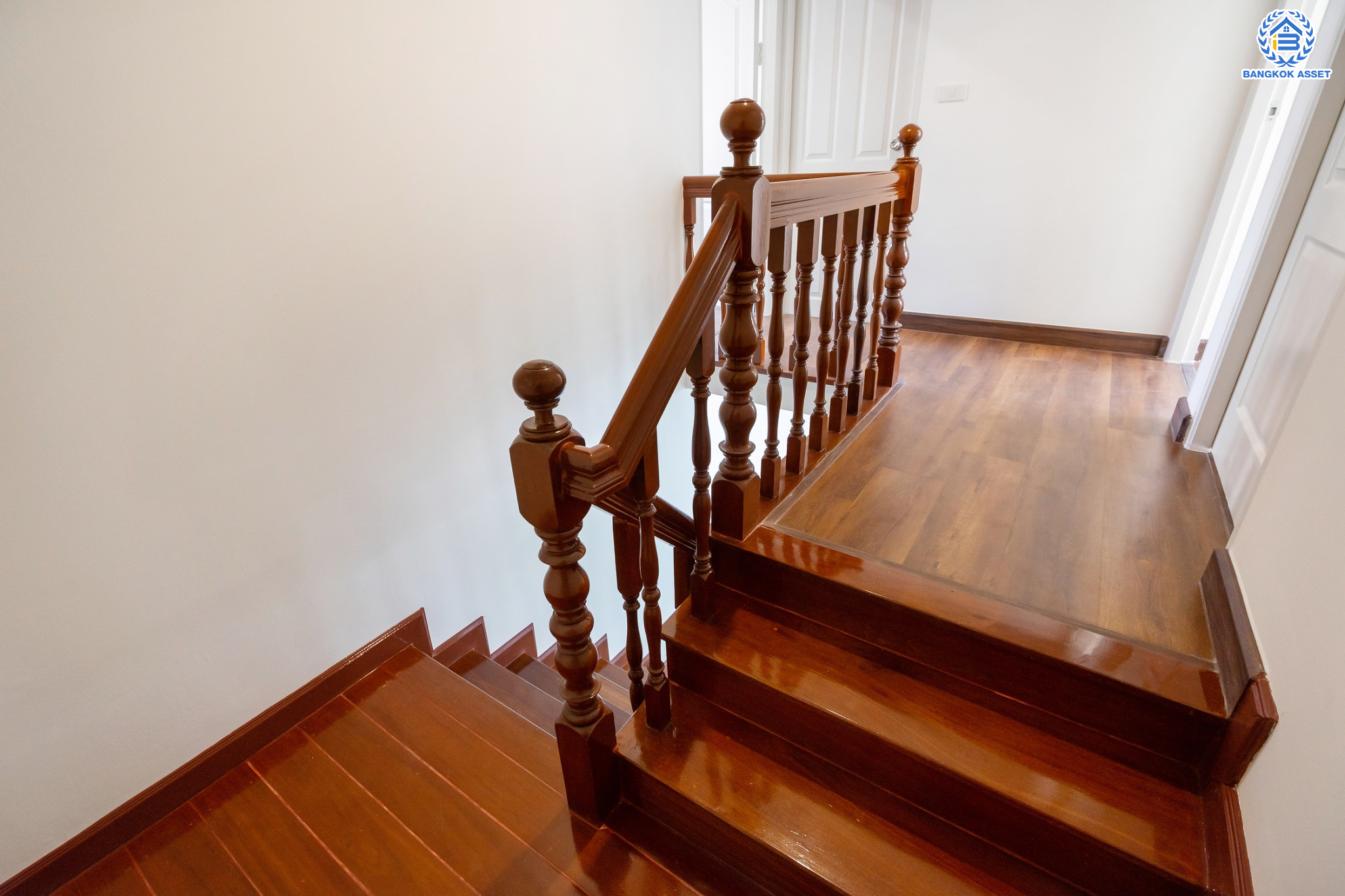 บ้านมือสองตกแต่งใหม่ ม.รติรมย์ 3 สวนผัก บ้านดีไซน์สวยพร้อมอยู่ เนื้อที่ 21 ตร.ว. ฟังก์ชัน 3 ห้องนอน 2 ห้องน้ำ 1 ที่จอดรถ บนทำเลศักยภาพ เชื่อมต่อหลายเส้นทางหลัก ใกล้ทางด่วน "ศรีรัช" รถไฟฟ้าสายสีแดง "สถานีตลิ่งชัน"และแหล่ง Community Mall ชั้นนำมากมาย